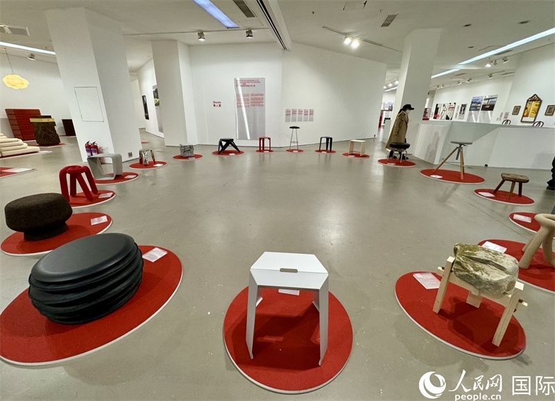 11月8日，瑞士經(jīng)典設(shè)計展現(xiàn)場。（人民網(wǎng) 謝瑩攝）