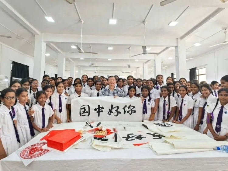 斯里蘭卡學生在系列活動中學習中國書法。圖片由主辦方提供