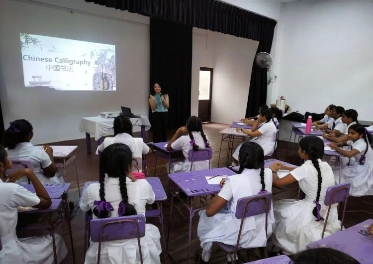 斯里蘭卡學生在系列活動中學習中國書法。圖片由主辦方提供