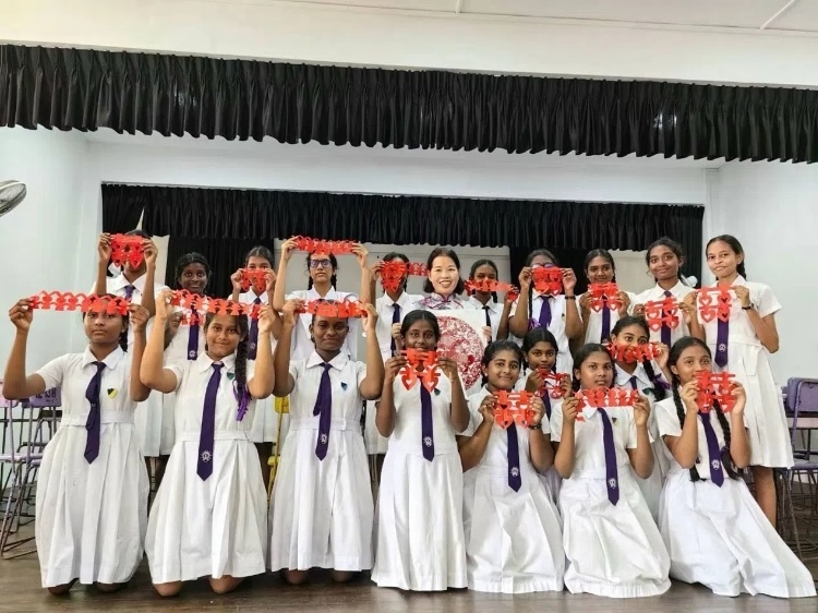 斯里蘭卡學生展示剪紙作品。圖片由主辦方提供