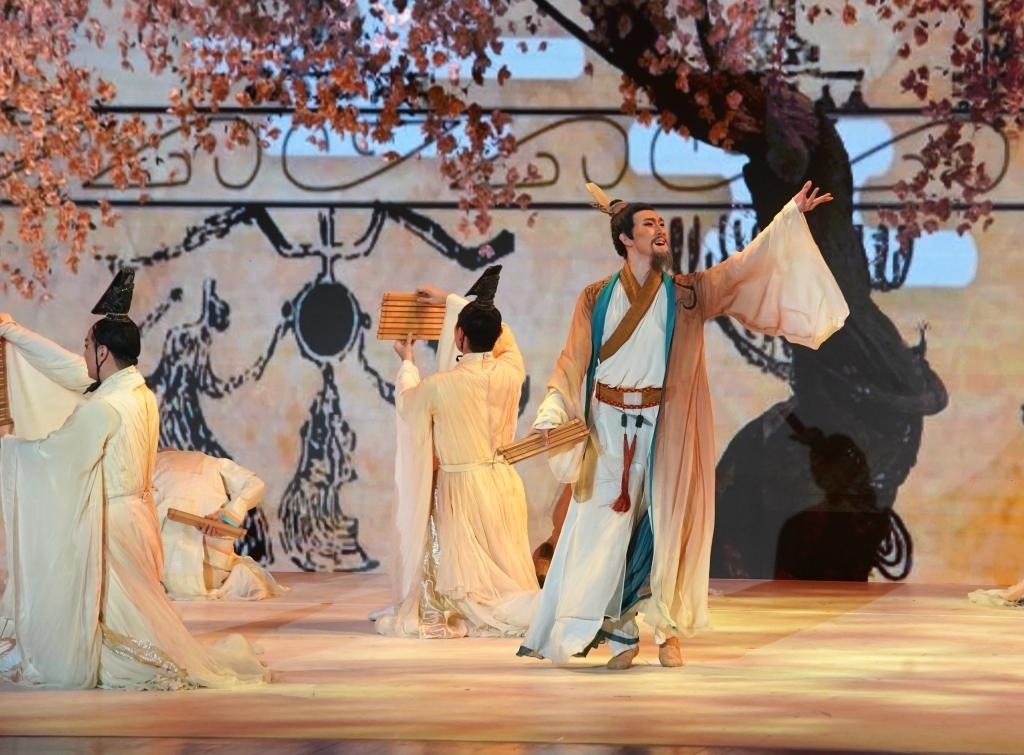 11月6日，演職人員在表演民族舞劇《孔子》片段。新華社記者 張晨霖 攝