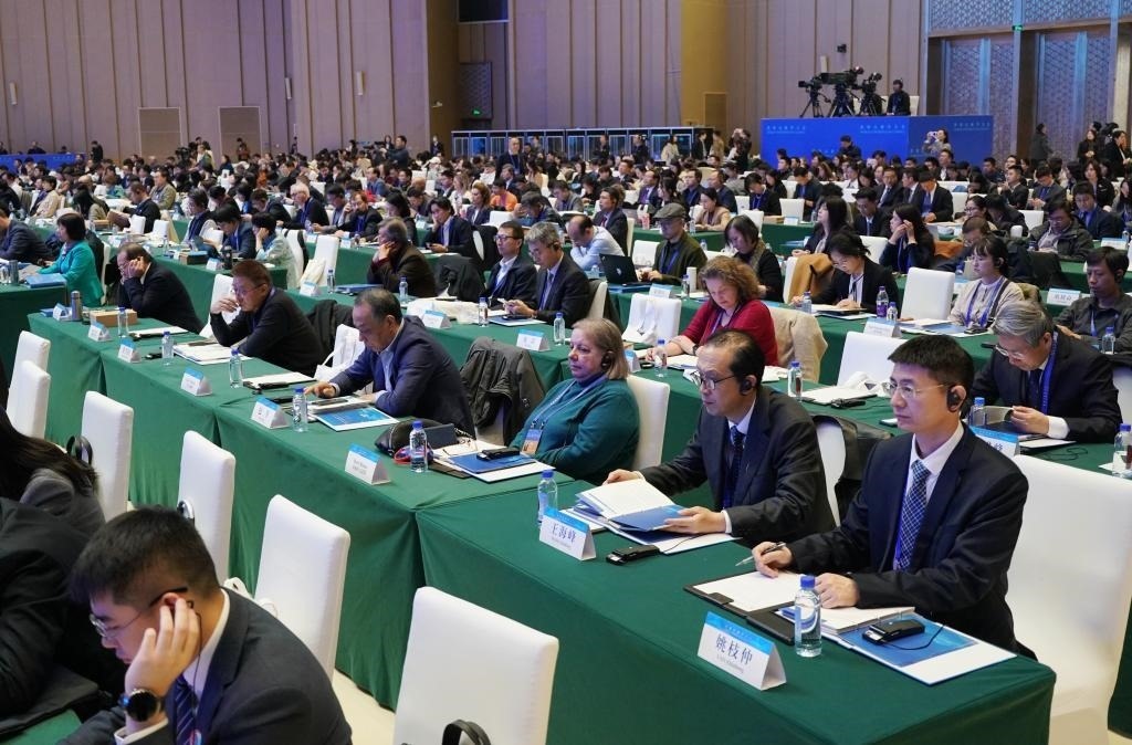 11月7日，中外嘉賓在首屆世界古典學(xué)大會開幕式現(xiàn)場聽會。新華社記者 張晨霖 攝