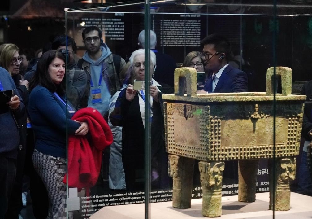 11月6日，中外嘉賓來到中國考古博物館參觀“考古與中華文明溯源展”。該展是本屆世界古典學(xué)大會推出的配套活動之一。新華社記者 張晨霖 攝