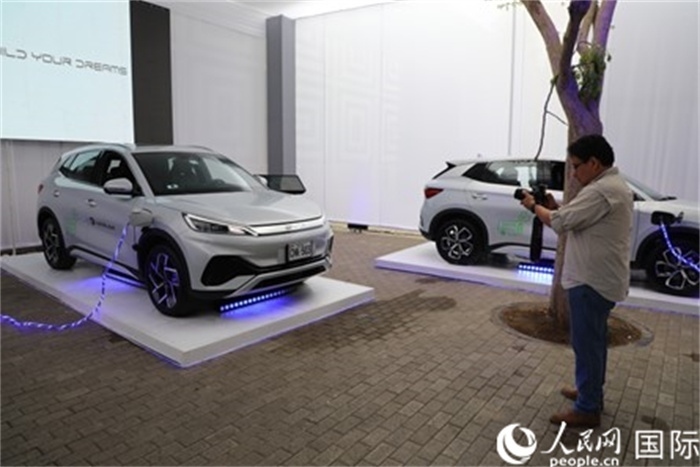 圖為秘魯媒體記者正在拍攝現(xiàn)場(chǎng)展出的比亞迪電動(dòng)汽車。 人民網(wǎng)記者姜波攝