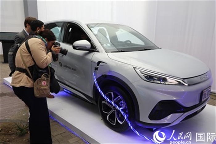 圖為秘魯媒體記者正在拍攝現(xiàn)場(chǎng)展出的比亞迪電動(dòng)汽車。 人民網(wǎng)記者姜波攝