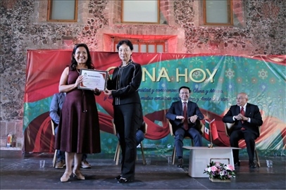 李雅芳向加比拉爾·塞迪略授予“拉美分社榮譽員工”稱號。主辦方供圖