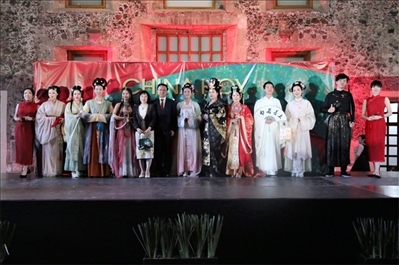 墨西哥華人婦女聯(lián)合總會木蘭藝術(shù)團的中國古代服裝表演。主辦方供圖