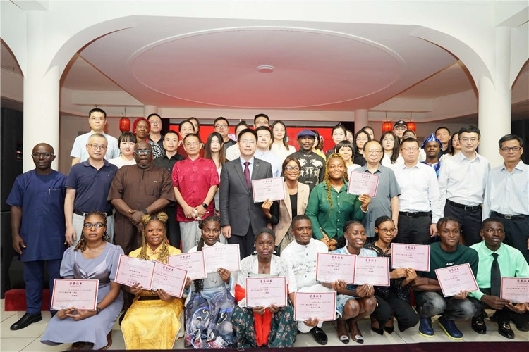 參賽選手與嘉賓合影留念。尼日利亞中國(guó)文化中心供圖