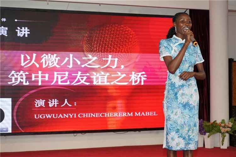 選手張佳寧演講中。尼日利亞中國(guó)文化中心供圖