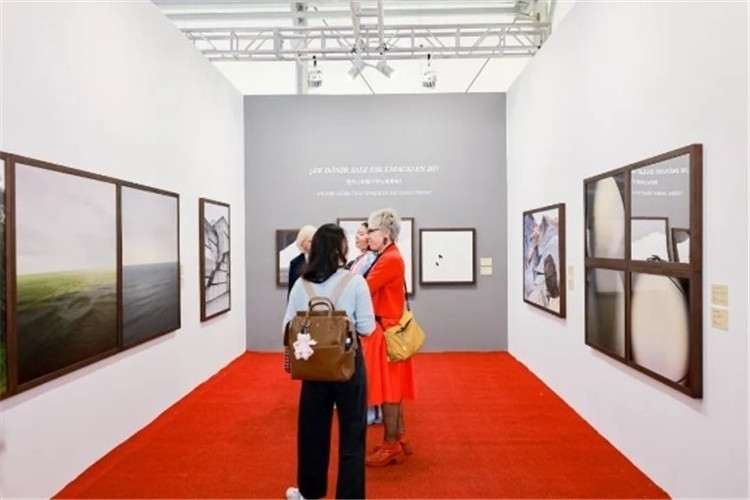 “我內(nèi)心的那個(gè)空從哪里來？從波濤、云朵和勇氣”西岸藝博會(huì)展覽現(xiàn)場(chǎng) 圖片由主辦方提供