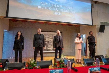 發(fā)布會現(xiàn)場，主創(chuàng)表演音樂劇片段。主辦方供圖