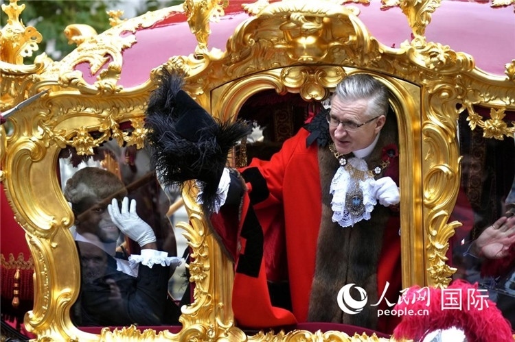 新任金融城市長阿拉斯泰爾·金向人群致意。吳若鳴攝