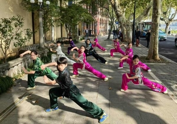 杭州市陳經(jīng)綸體校武術(shù)隊(duì)學(xué)生們展示中華武術(shù)。 人民網(wǎng)記者 楊磊攝