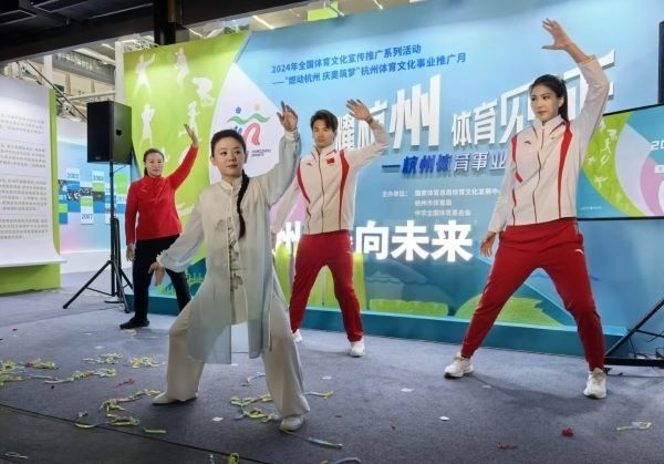 三位奧運(yùn)冠軍進(jìn)行陳式太極拳表演。 人民網(wǎng)記者 楊磊攝