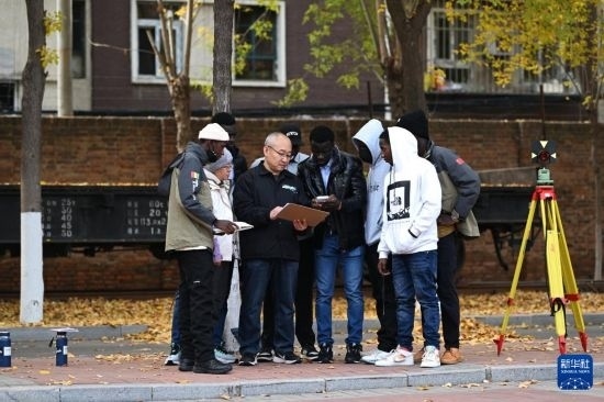 在天津鐵道職業(yè)技術(shù)學(xué)院，老師指導(dǎo)幾內(nèi)亞學(xué)員使用測距儀器（11月11日攝）。新華社記者 李然 攝