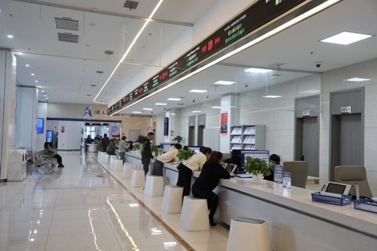 觀山湖區(qū)政務(wù)大廳窗口辦事忙。