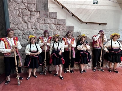 身著傳統(tǒng)服飾的秘魯藝人。本報(bào)記者 張朋輝 攝