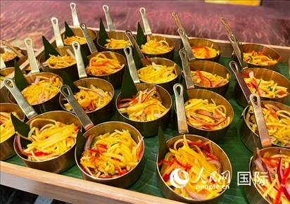 馬來(lái)西亞美食節(jié)現(xiàn)場(chǎng)準(zhǔn)備的美食。人民網(wǎng) 王婧攝