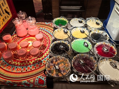 馬來(lái)西亞美食節(jié)現(xiàn)場(chǎng)準(zhǔn)備的美食。人民網(wǎng) 楊春燕攝