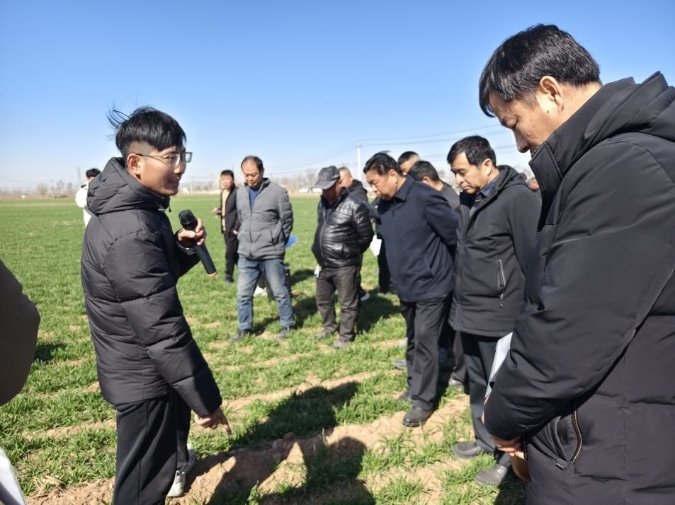 科技小院的“學(xué)生專家”（左一）。受訪者供圖