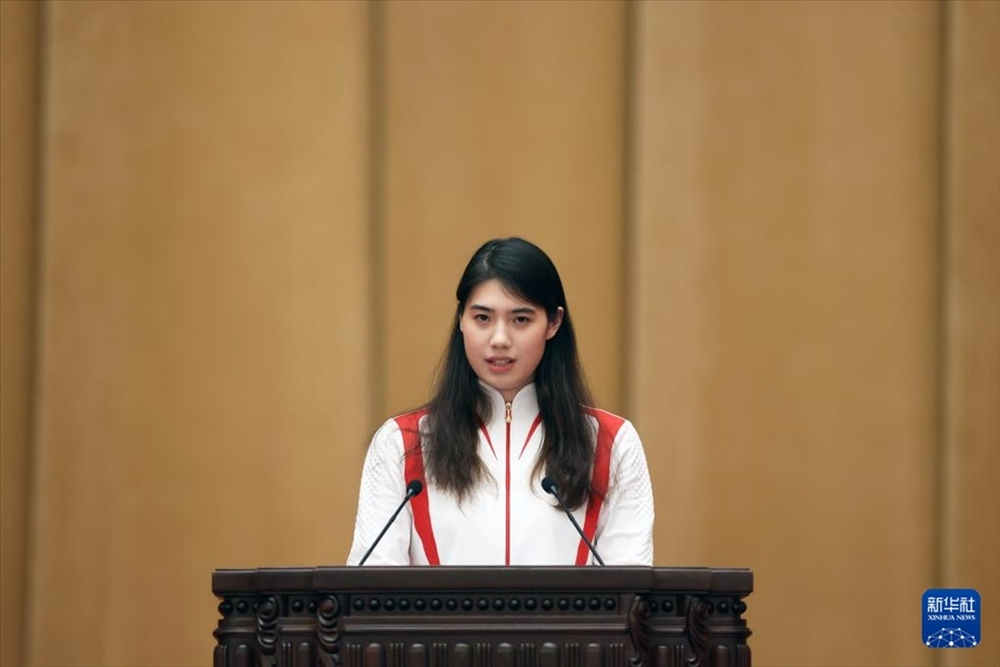 11月15日，游泳運動員張雨霏在報告會上發(fā)言。新華社記者 李明 攝