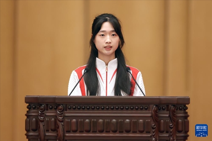 11月15日，射擊運動員黃雨婷在報告會上發(fā)言。新華社記者 李明 攝