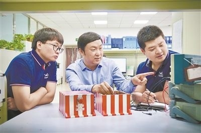 中北大學極端環(huán)境特種傳感與測試創(chuàng)新研究團隊成員正在圍繞近期發(fā)射任務進行產品研發(fā)。受訪單位供圖