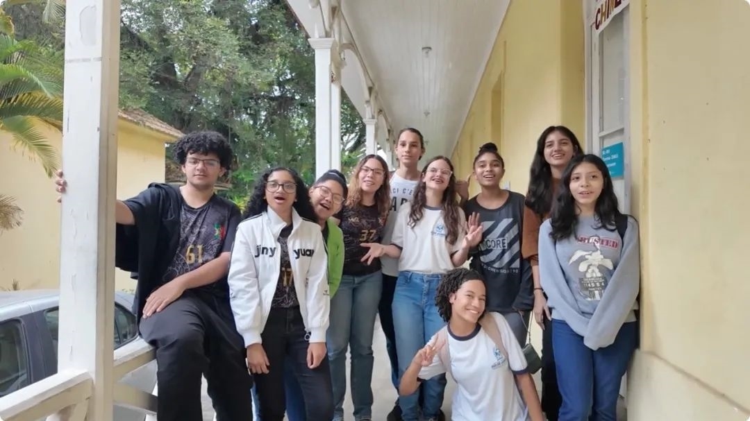 學生們用中文跟島叔問好。作者供圖