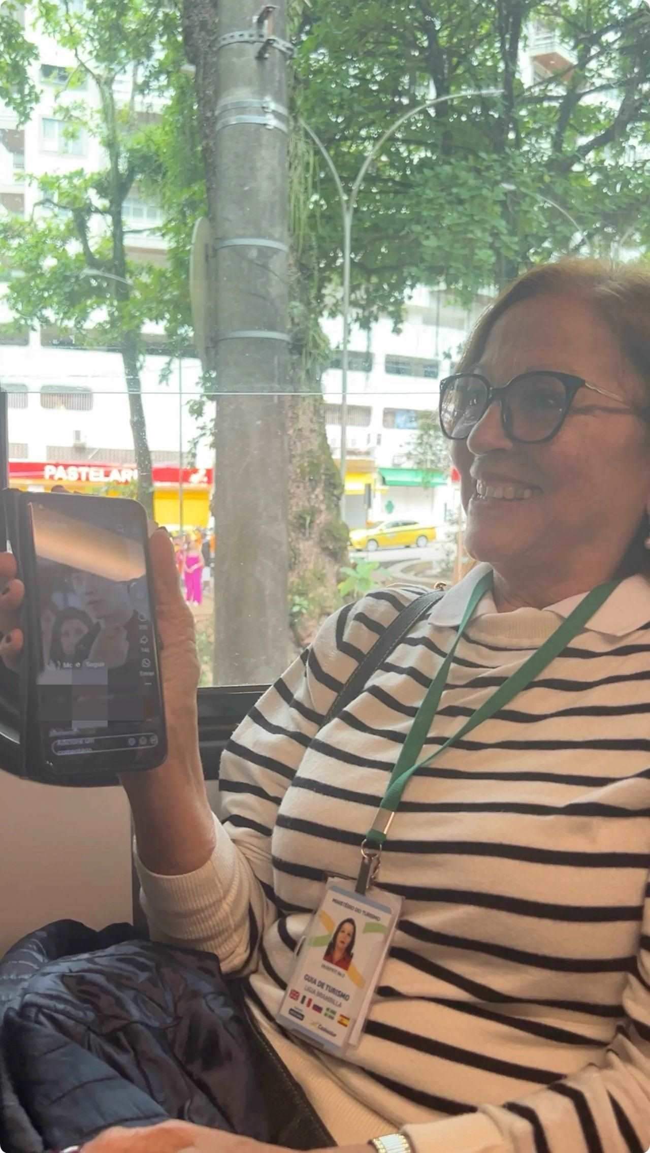 當?shù)厝讼驆u叔展示中國網(wǎng)劇。作者供圖