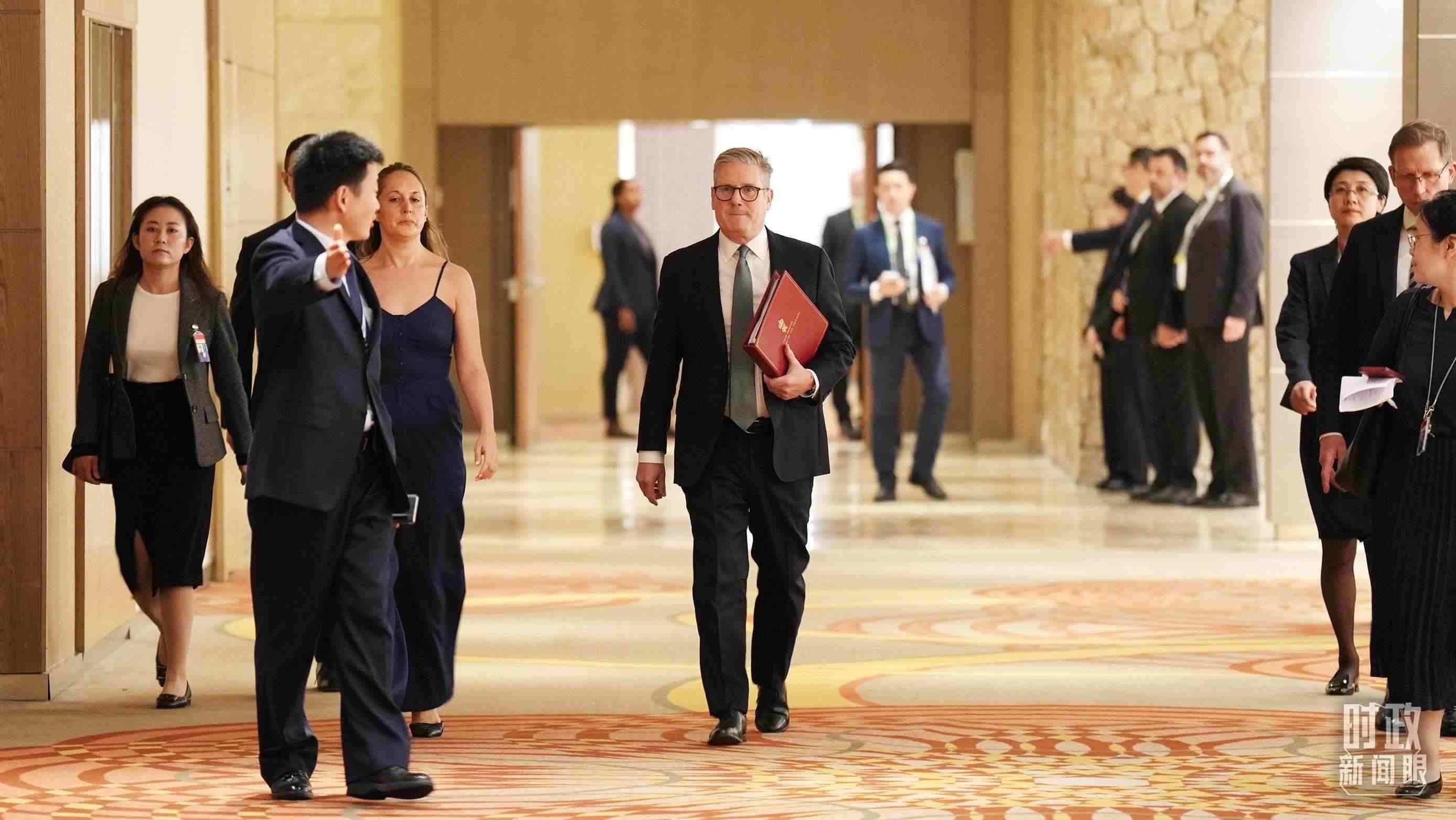 △英國(guó)首相斯塔默抵達(dá)會(huì)見(jiàn)現(xiàn)場(chǎng)。（總臺(tái)記者李晉拍攝）