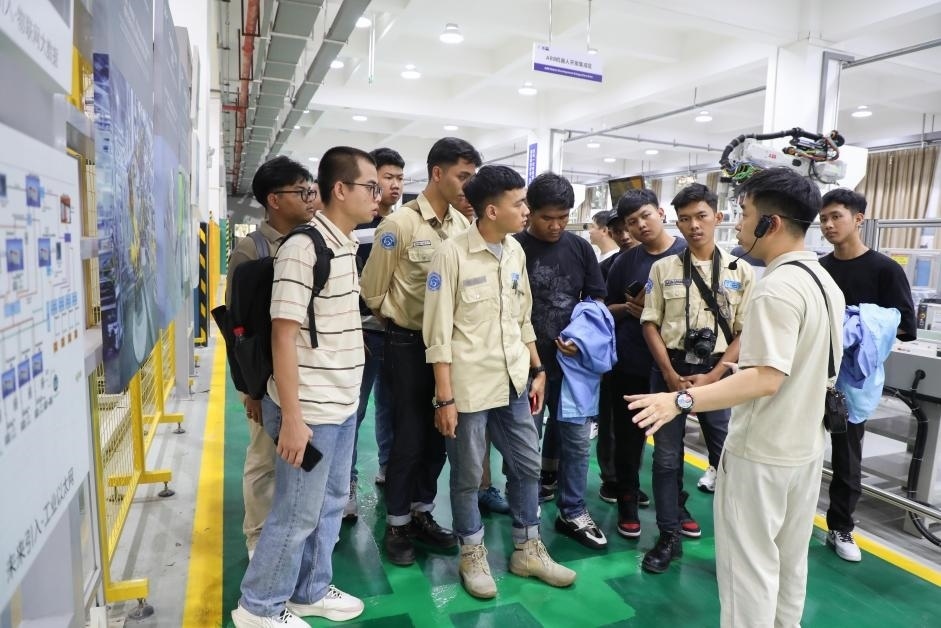 來華留學(xué)生在工程實(shí)踐中心上課。教育部職業(yè)教育與成人教育司供圖