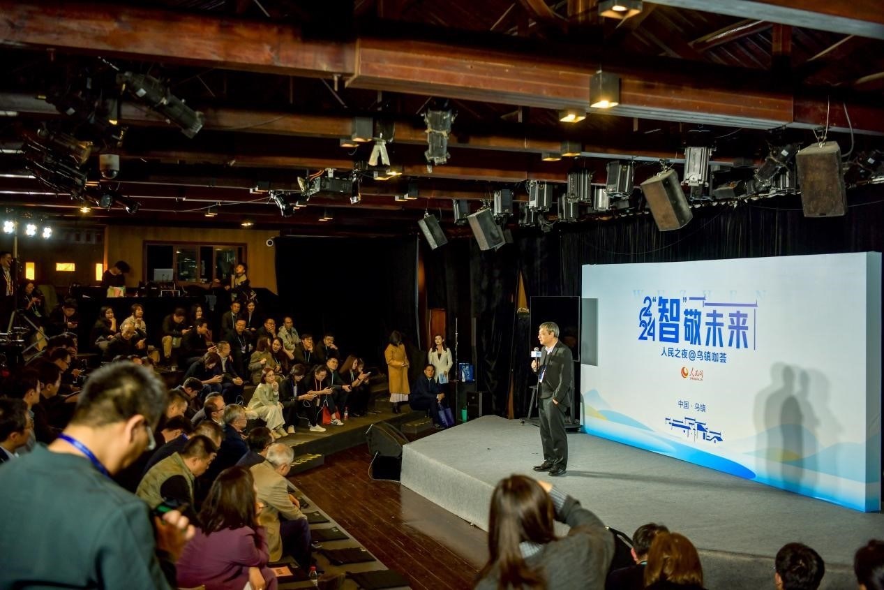 在開場環(huán)節(jié)，清華大學(xué)人工智能研究院常務(wù)副院長、教授孫茂松發(fā)言分享。人民網(wǎng)記者 任峰濤攝