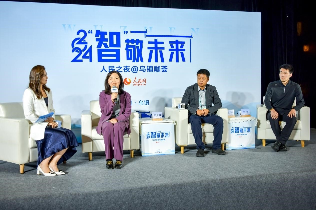在對話環(huán)節(jié)，趣丸科技總編輯、副總裁任少峰，星云智慧機(jī)器人CEO李明，可之教育大模型創(chuàng)始人王冠討論“人工智能如何惠及大眾”。人民網(wǎng)記者 任峰濤攝