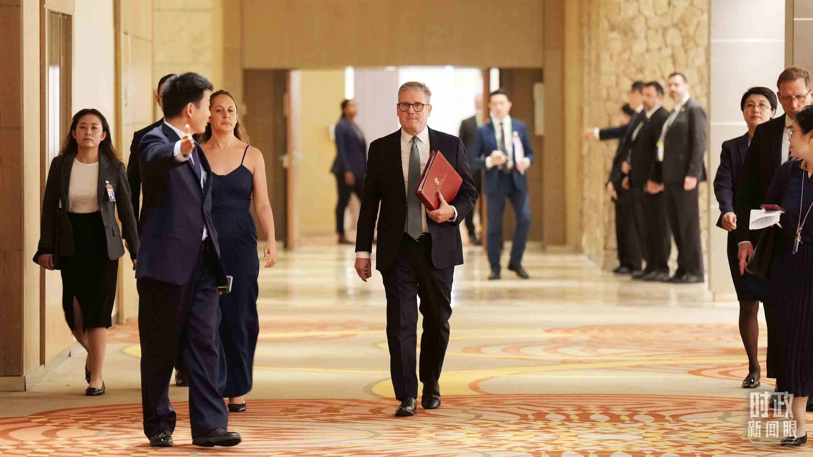 英國(guó)首相斯塔默抵達(dá)會(huì)見(jiàn)現(xiàn)場(chǎng)，這是他首次同習(xí)主席面對(duì)面交流。