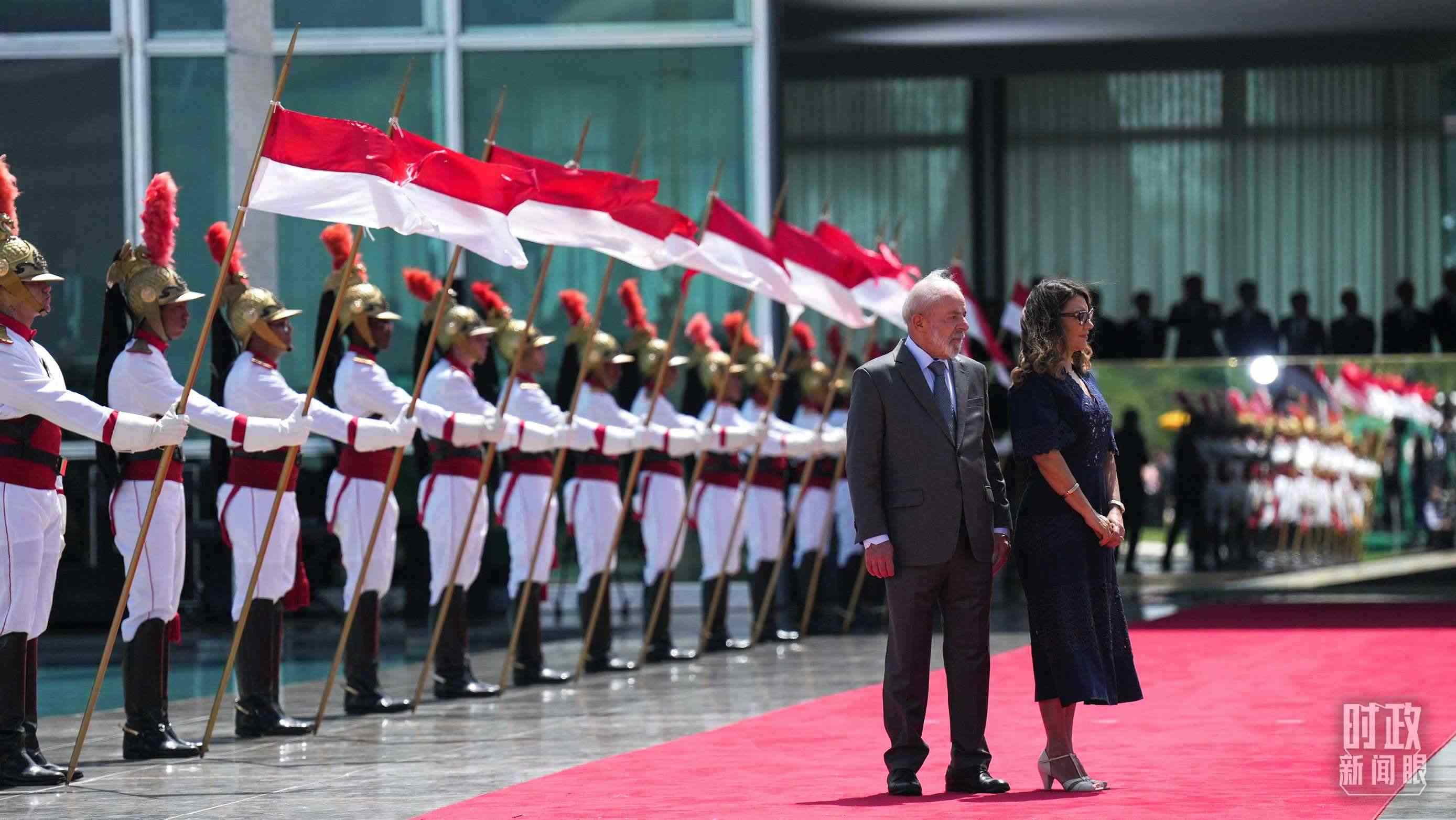 巴西總統(tǒng)盧拉和夫人羅桑等候習(xí)主席到來(lái)。