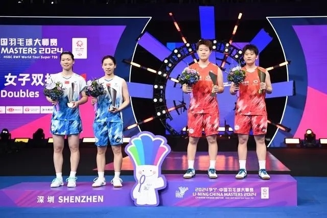 11月24日，劉圣書（右二）/譚寧（右一）與李怡婧/羅徐敏（左一）在頒獎(jiǎng)臺(tái)上合影。新華社記者 梁旭攝