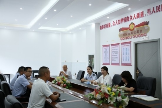 榕江縣稅務局在園區(qū)協(xié)商議事室協(xié)調解決企業(yè)訴求。黔東南州稅務局供圖