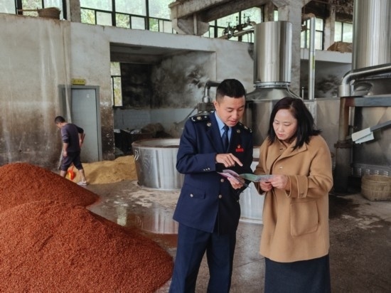 鎮(zhèn)遠縣稅務局在酒企宣傳調研。黔東南州稅務局供圖