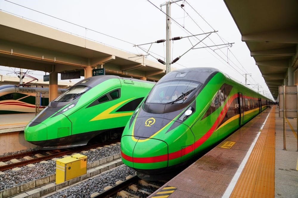 截至2024年7月5日，中老鐵路國際旅客列車?yán)塾?jì)開行滿1000列，極大地便利了沿線民眾出行。