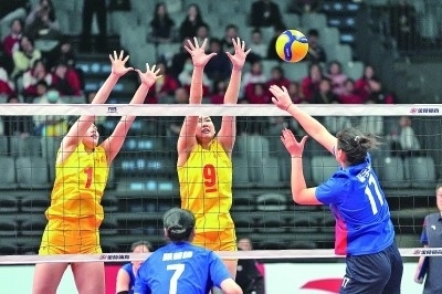 11月27日，山東隊球員李晨瑄（中）、李美君（左）在比賽中攔網(wǎng)。新華社發(fā)