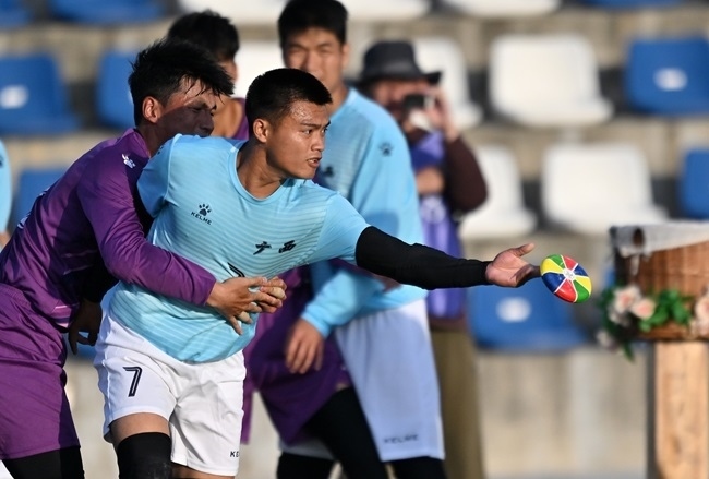 11月28日，花炮半決賽，廣西隊與海南隊展開激烈角逐。新華社記者 郭程攝