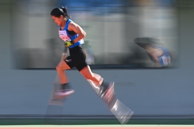 11月28日，海南隊選手吳明芬在高腳競速比賽中。新華社記者 杜子璇攝