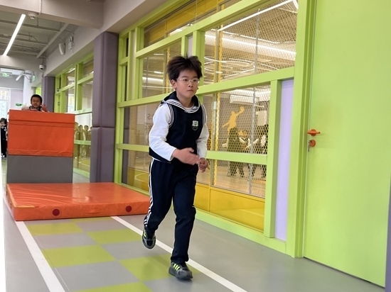 學(xué)生在南樓二層的體能教師訓(xùn)練。人民網(wǎng)記者孫競 攝