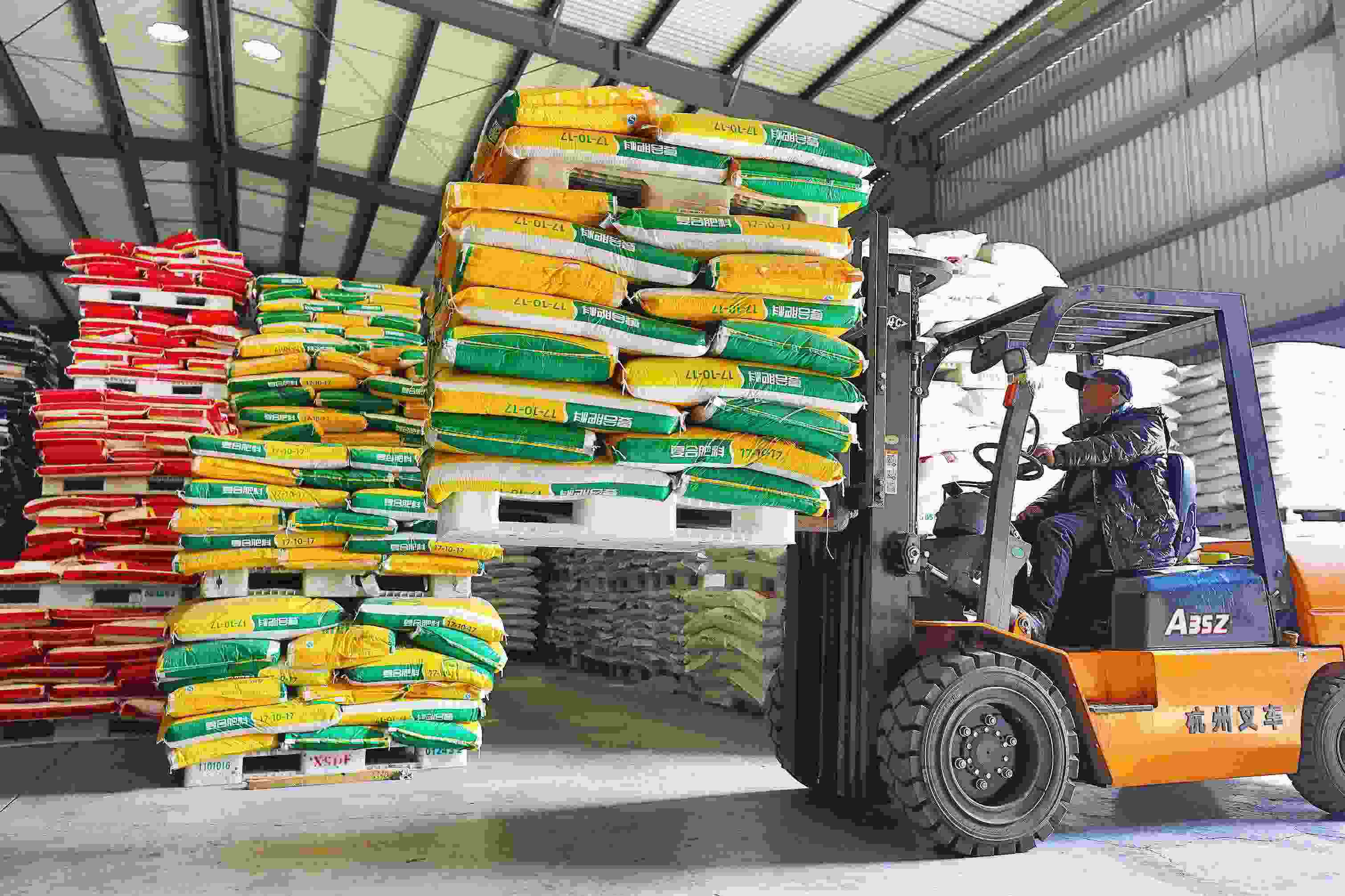 2023年2月15日，在浙江義烏供銷聯(lián)社的農(nóng)資貯存?zhèn)}庫，工作人員正在調(diào)運(yùn)復(fù)合肥料等農(nóng)資。