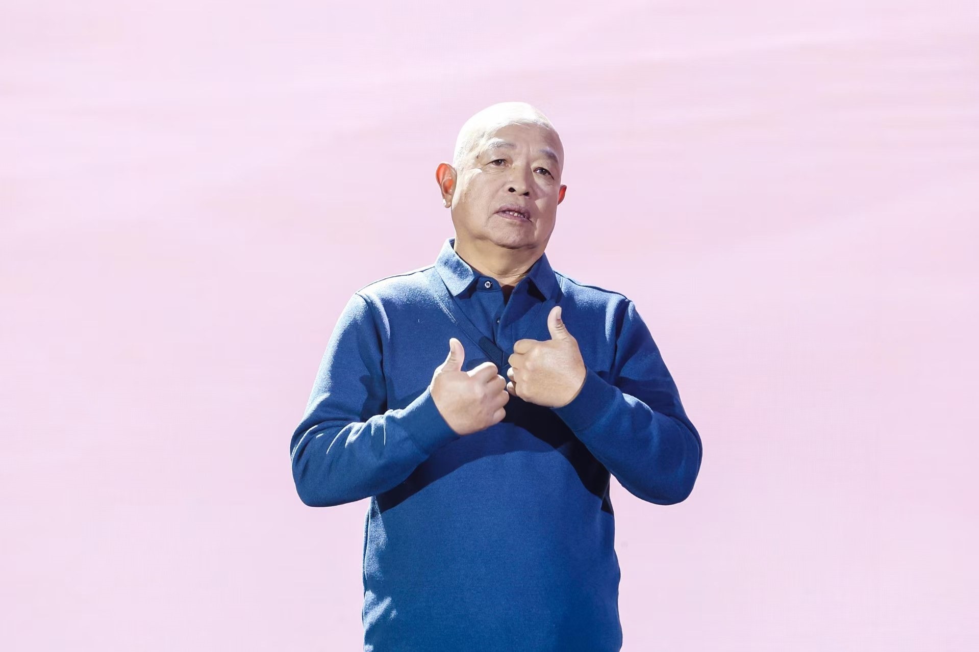 “山東好人”、煙臺(tái)市無(wú)聲洗車(chē)場(chǎng)經(jīng)理柳興濤。人民視頻供圖。