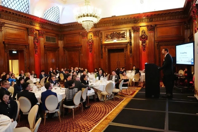 中英各界代表歡聚一堂展望2025新航程。吳若鳴攝