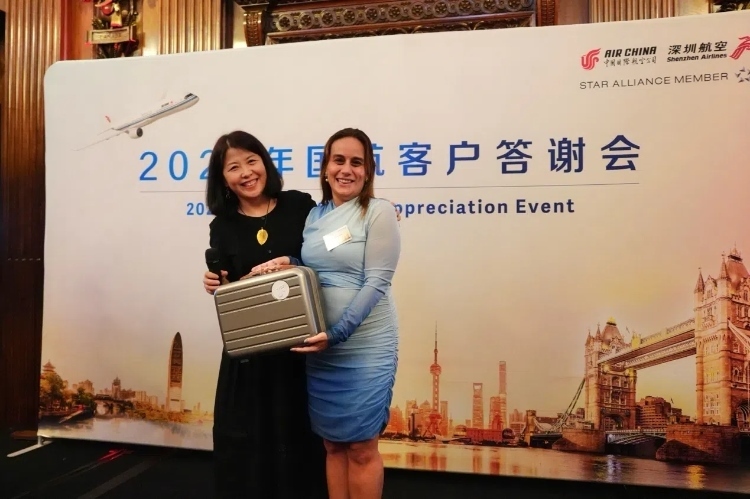 獲獎(jiǎng)嘉賓上臺(tái)領(lǐng)取精美獎(jiǎng)品。吳若鳴攝