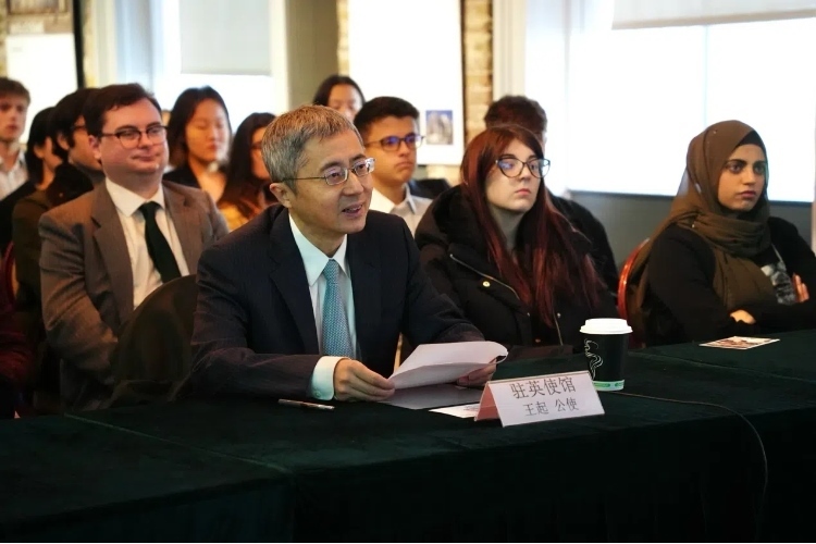 中國駐英國大使館公使王起發(fā)表講話。吳若鳴攝