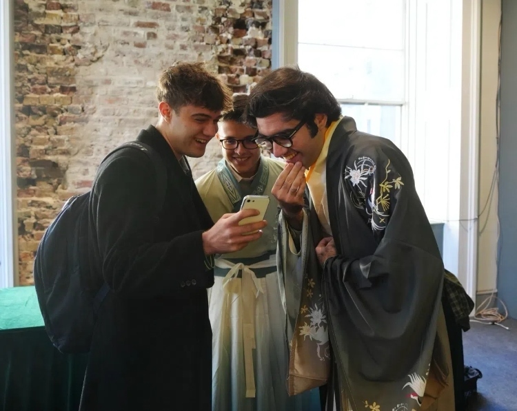 英國學(xué)生感受漢服魅力。吳若鳴攝