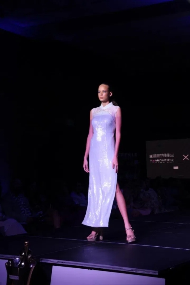 模特展示新中式禮服。顏李芳攝